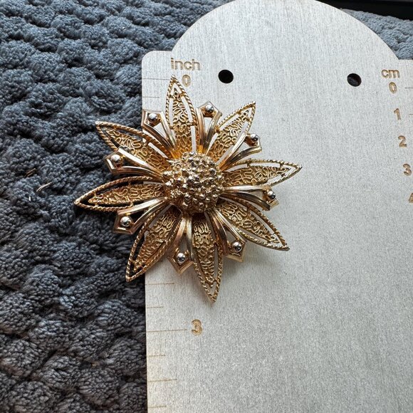 Vintage Gold Tone Layered Flower Brooch Large 2.75 in Statement Pin - Picture 4 of 5